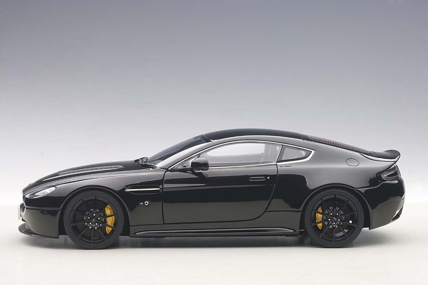 autoart aston martin vantage
