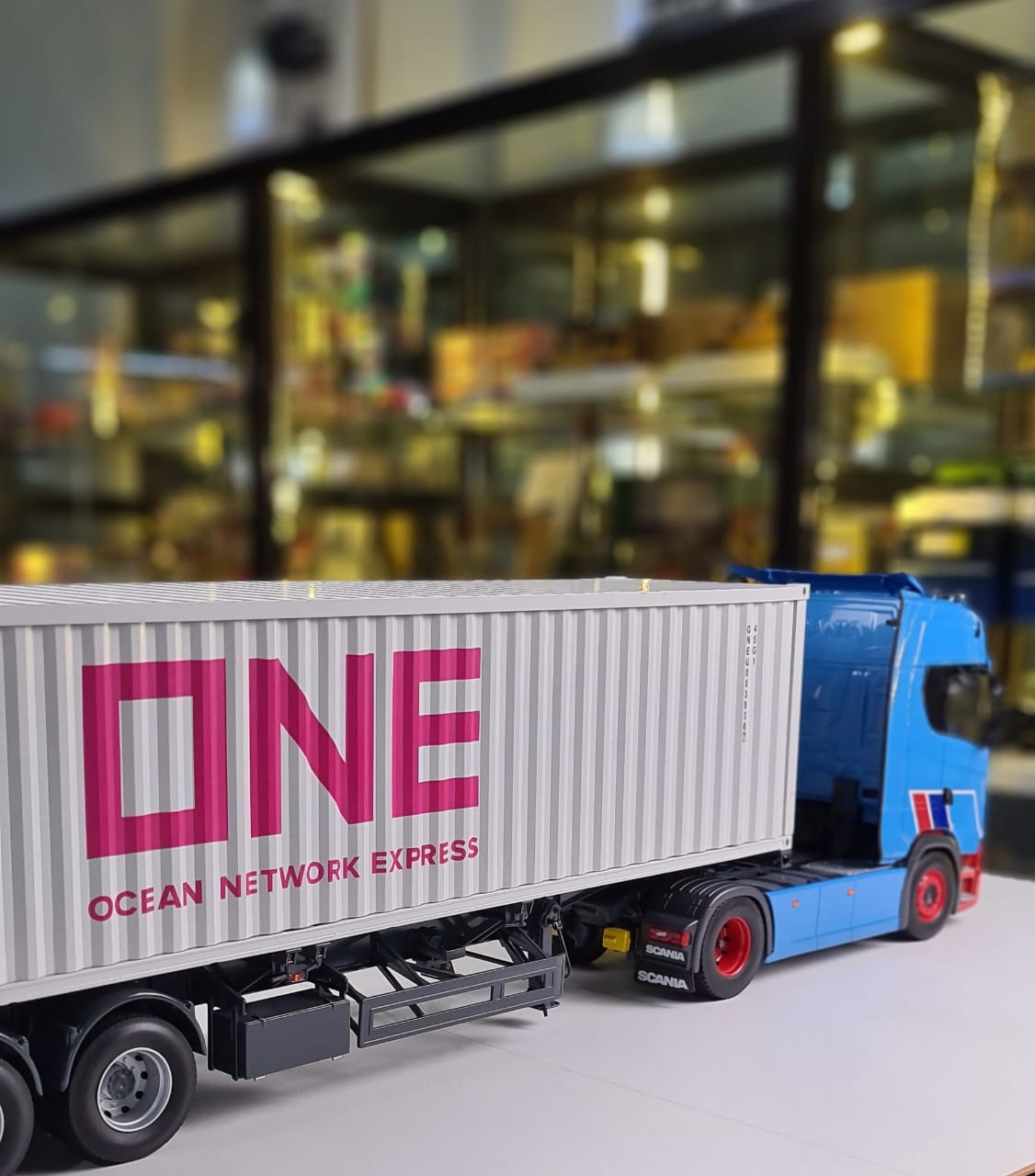 NZG 978/03 1/18 40ft Container “ONE” White (NO EXPORT) (PM