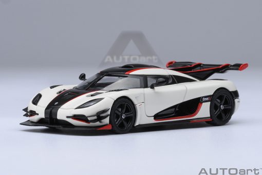 AUTOART 1/64  20041  KOENIGSEGG ONE : 1 (PEBBLE WHITE/CARBON BLACK /RED ACCENTS)