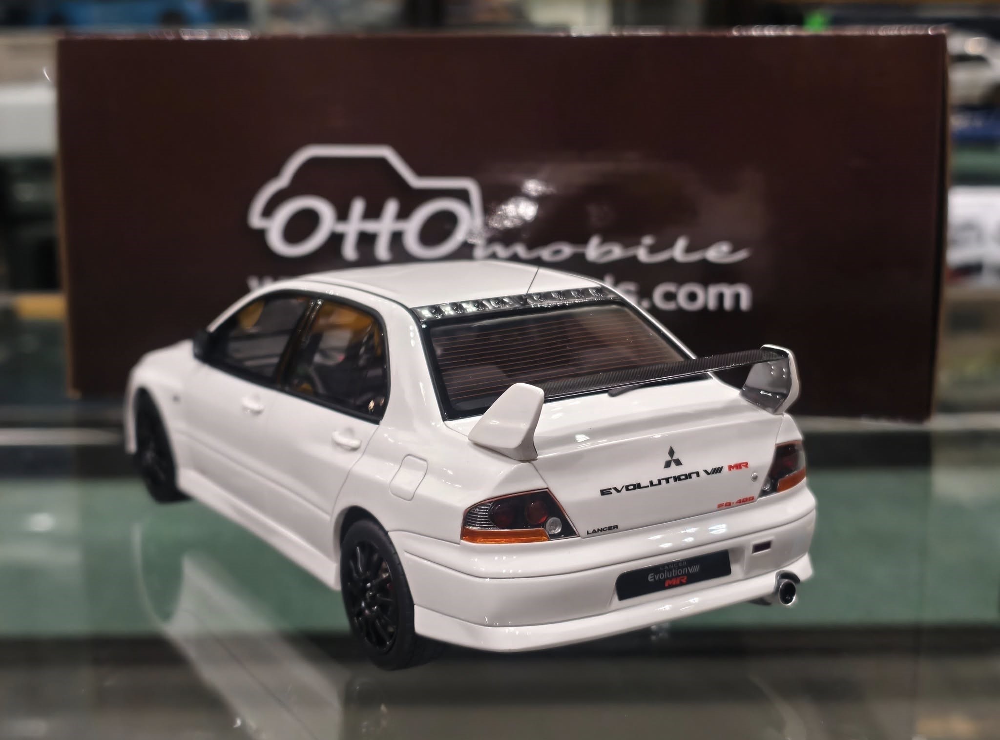 OttoMobile 1/18 Mitsubishi Lancer EVO 8 MR FQ-400 White - Image 4