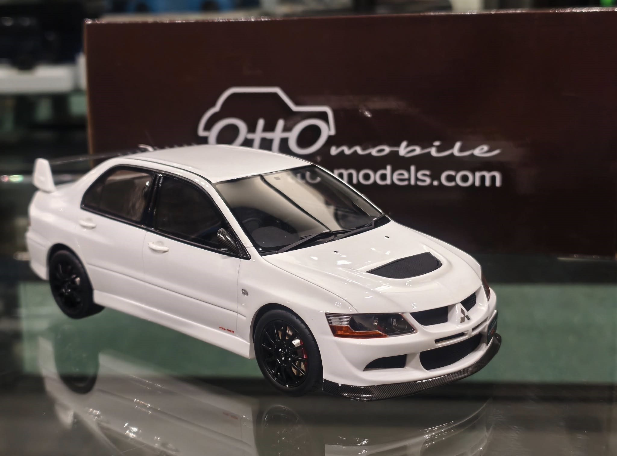 OttoMobile 1/18 Mitsubishi Lancer EVO 8 MR FQ-400 White - Image 2