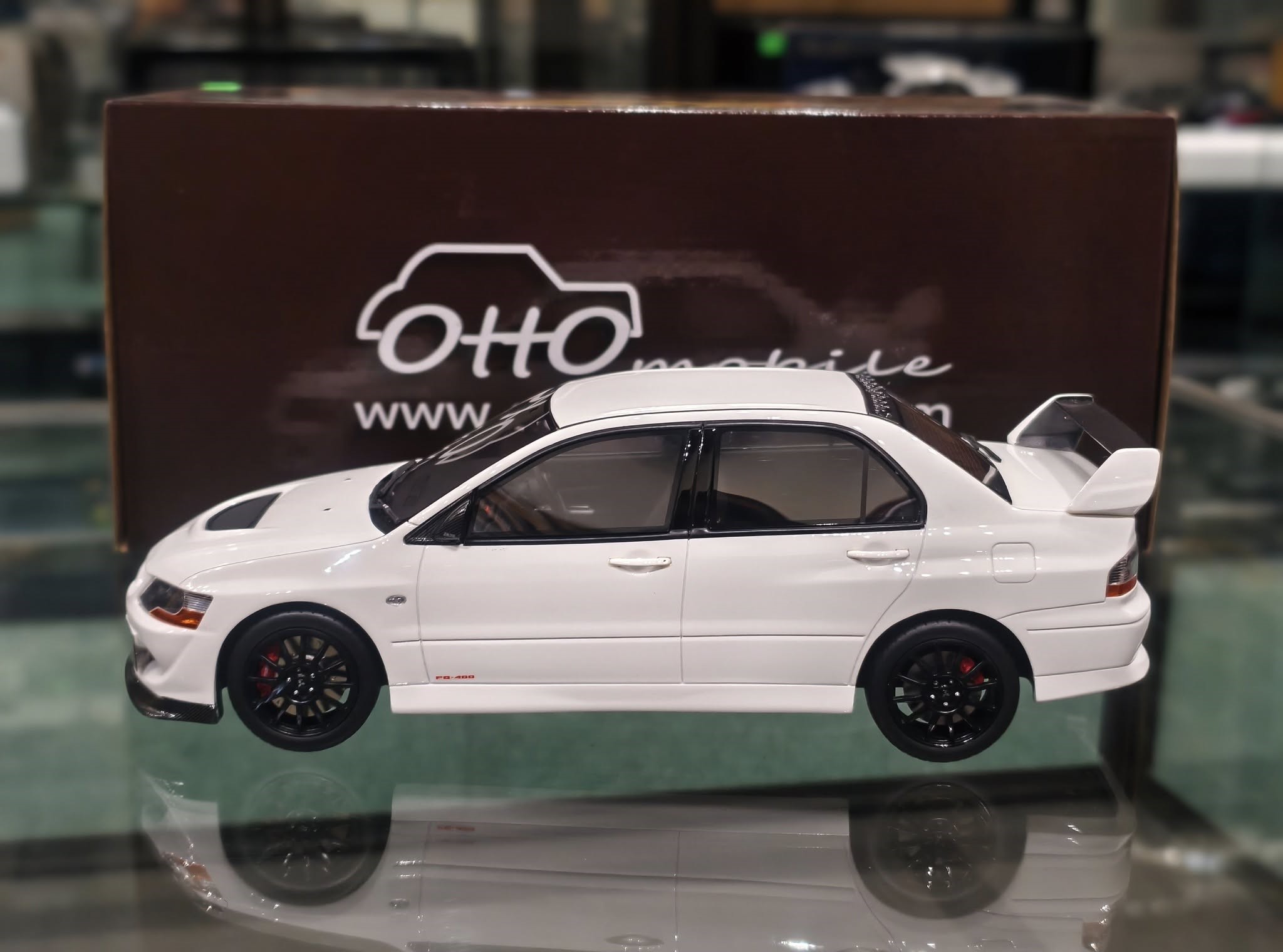 OttoMobile 1/18 Mitsubishi Lancer EVO 8 MR FQ-400 White - Image 5