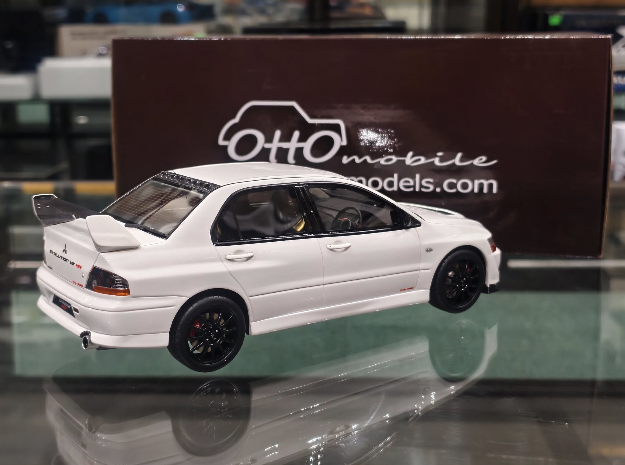 OttoMobile 1/18 Mitsubishi Lancer EVO 8 MR FQ-400 White - Image 3