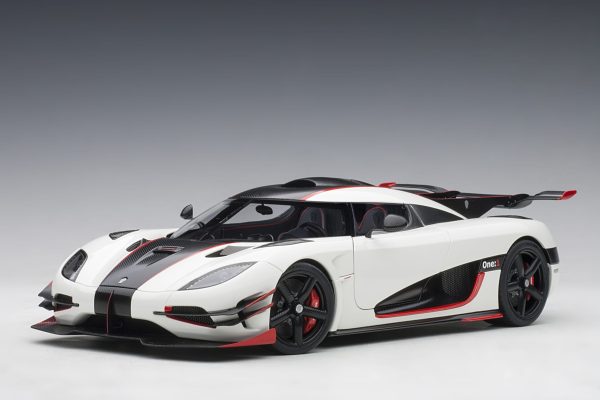 AUTOART 1/18  79016  Koenigsegg One:1 (Pebble White/Carbon)